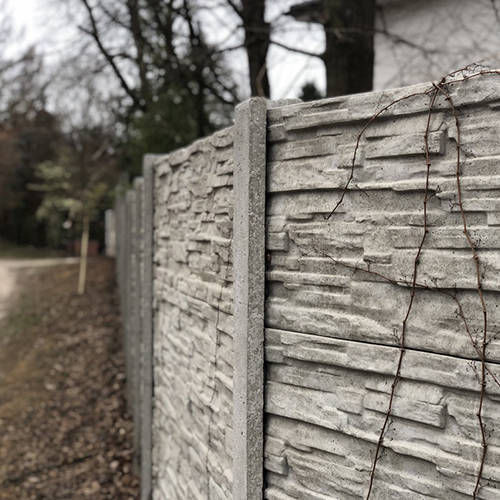 Betonový plot šedivý