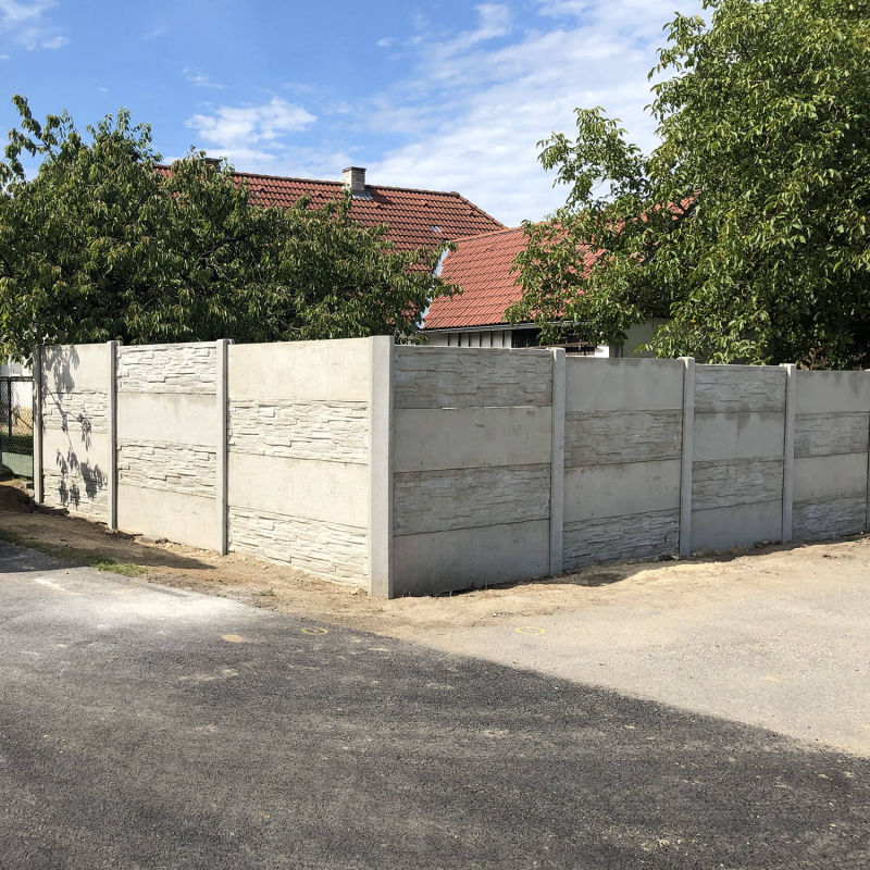 Betonový plot šedý